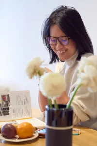 Portrait femme brune lumière naturelle interieur photo thérapeutique