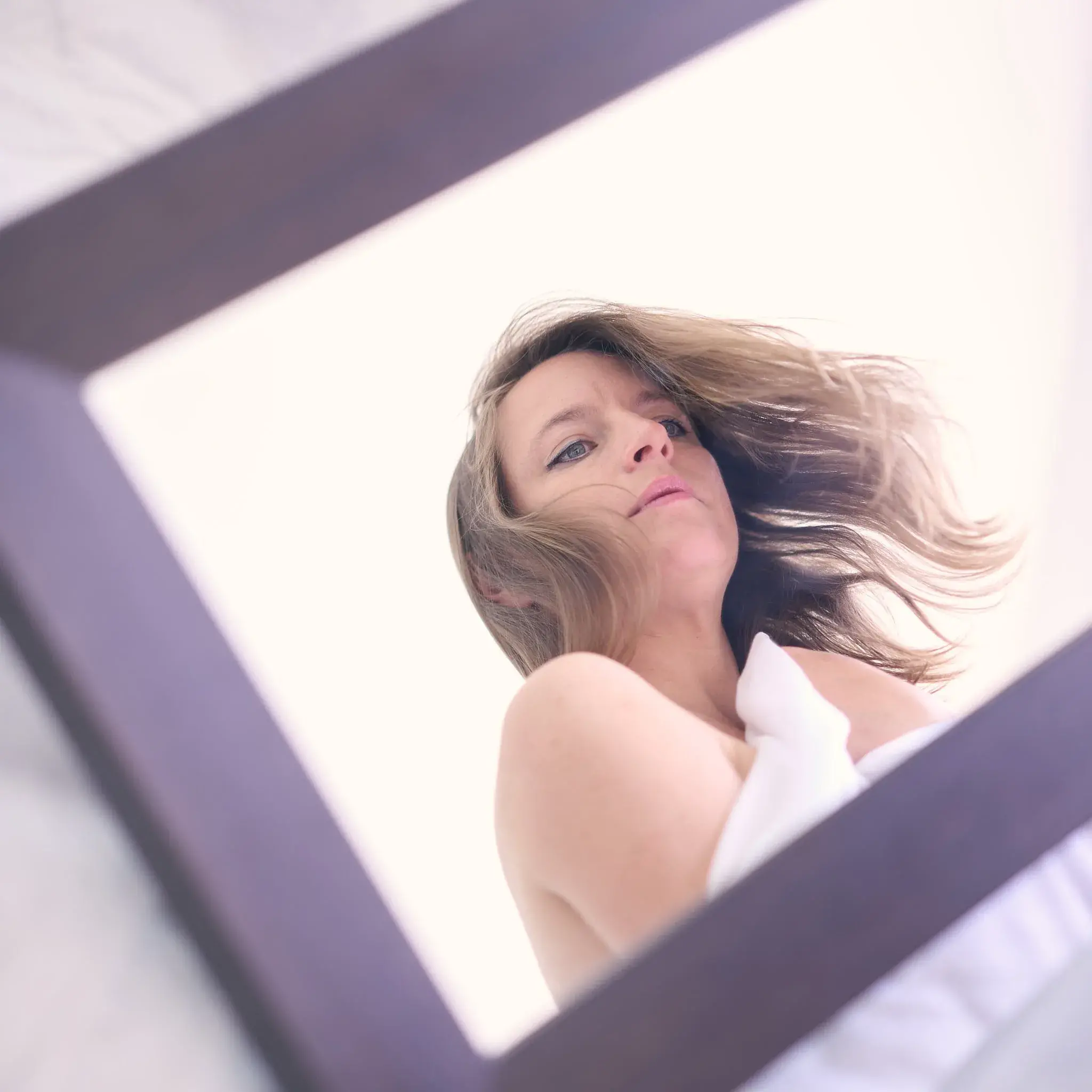 Portrait intime femme lit miroir lumiere naturelle photo thérapeutique