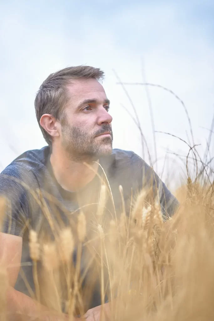 Portrait homme champ blé lumiere naturelle photo thérapeutique
