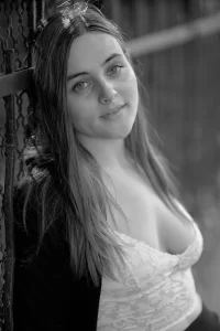 Portrait femme lumiere naturelle grillage photo thérapeutique