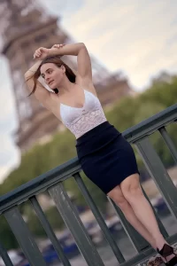 Portrait femme lumiere naturelle pont tour eiffel photo thérapeutique