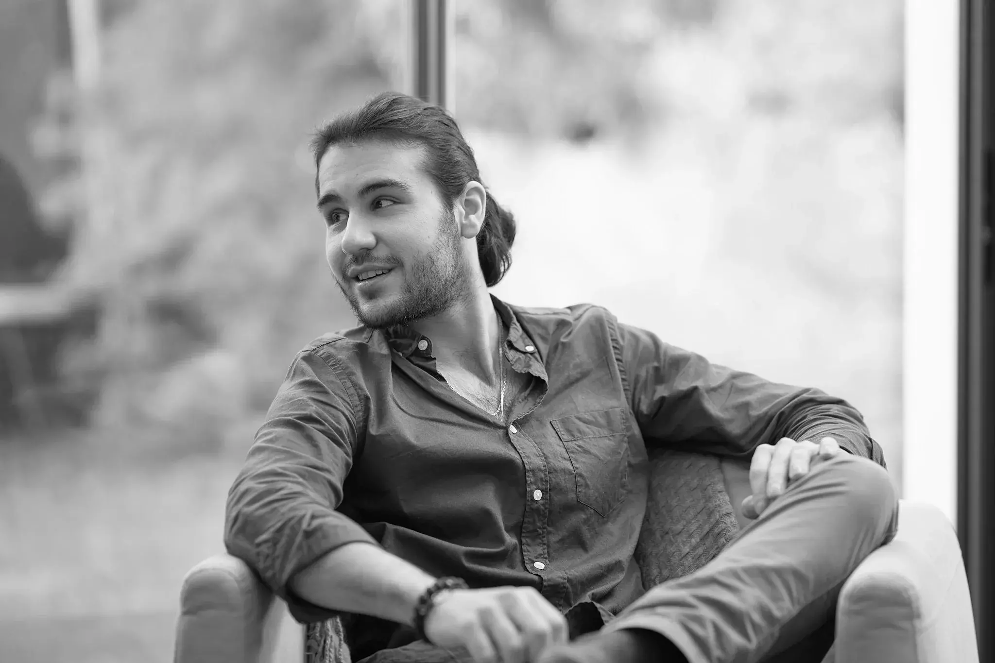 Portrait homme lumiere naturelle fauteuil photo thérapeutique