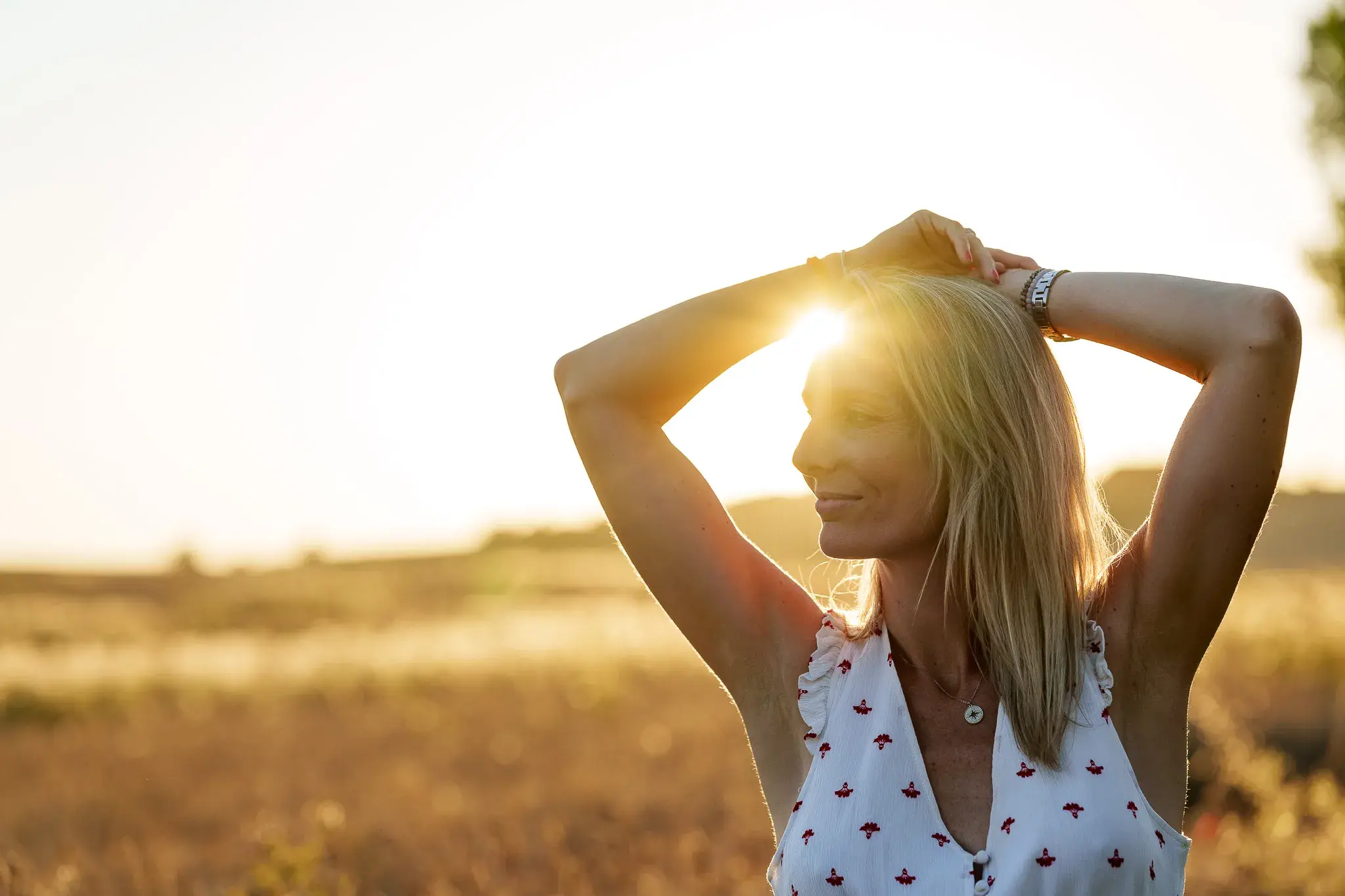 Portrait femme lumiere naturelle champ blés golden hour photo thérapeutique