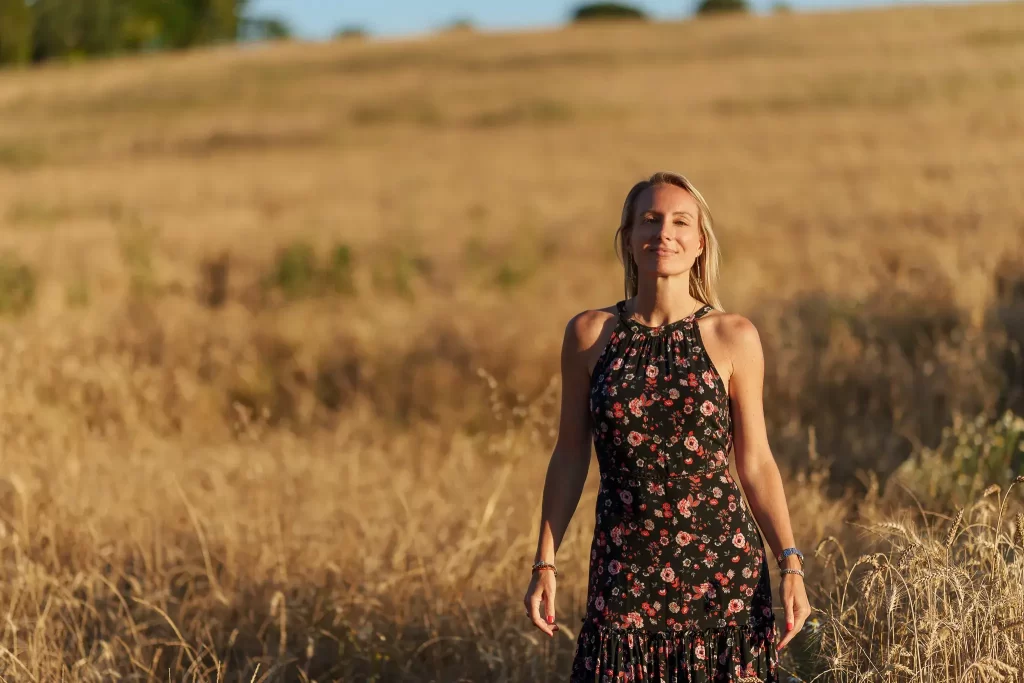 Portrait femme lumiere naturelle champ blés golden hour regard photo thérapeutique